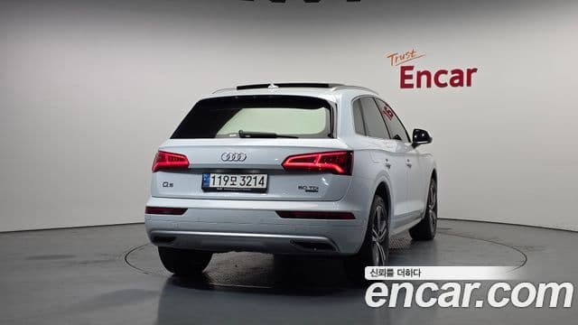 Audi Q5 2020 — ფოტო 18/20