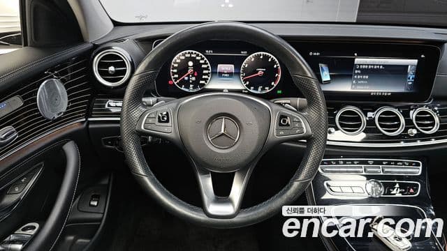 Mercedes-Benz E-Class 2018 — ფოტო 13/20