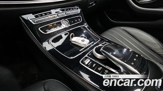 Mercedes-Benz E-Class 2018 — ფოტო 15/20