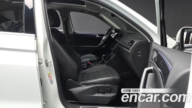 Volkswagen Tiguan 2022 — ფოტო 11/20