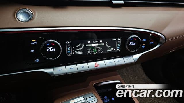 Genesis GV70 2021 — ფოტო 17/20