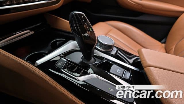 BMW 5 Series 2018 — Şəkil 9/20