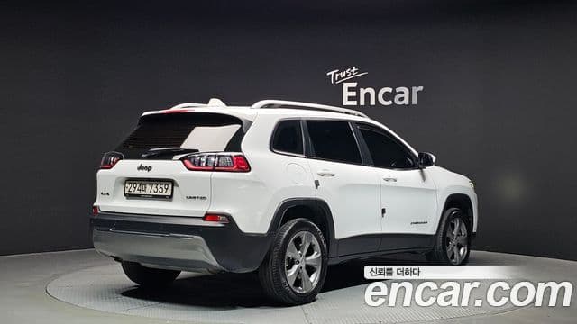 Jeep Cherokee 2020 — ფოტო 2/20