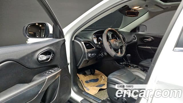 Jeep Cherokee 2020 — ფოტო 10/20