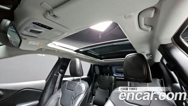 Jeep Cherokee 2020 — ფოტო 19/20