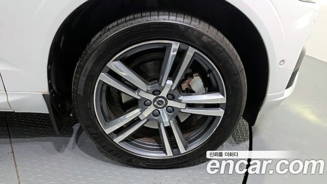 Volvo XC60 2020 — ფოტო 5/20