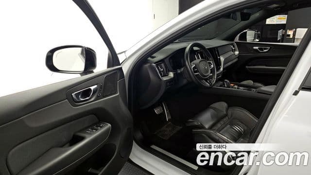 Volvo XC60 2020 — ფოტო 10/20
