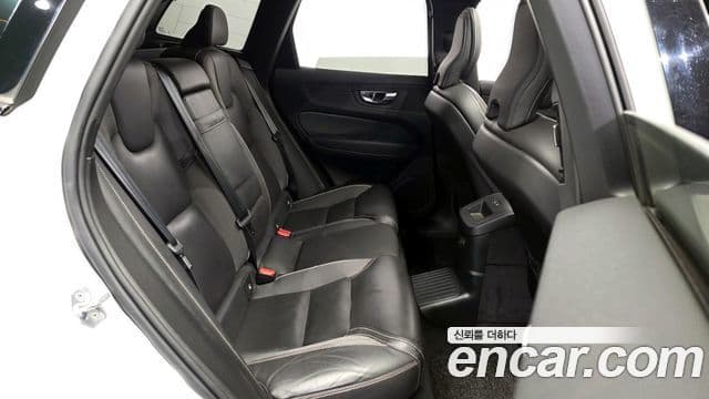 Volvo XC60 2020 — ფოტო 12/20