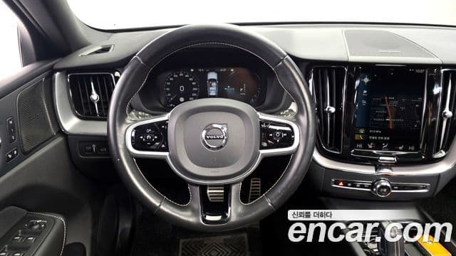 Volvo XC60 2020 — ფოტო 13/20