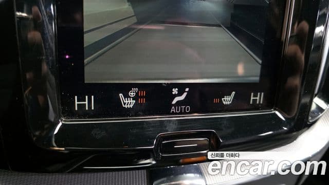 Volvo XC60 2020 — ფოტო 18/20