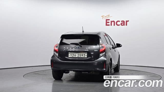 Toyota Prius C 2018 — Şəkil 14/20