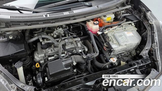 Toyota Prius C 2018 — Şəkil 12/20