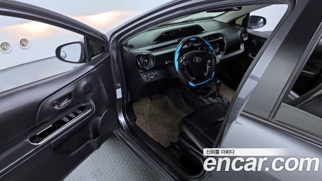 Toyota Prius C 2018 — Şəkil 16/20