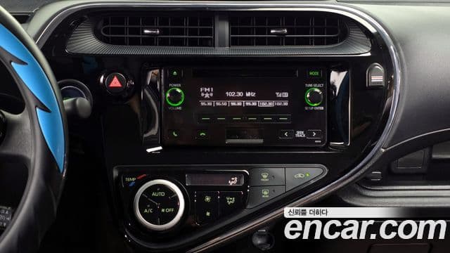 Toyota Prius C 2018 — Şəkil 10/20