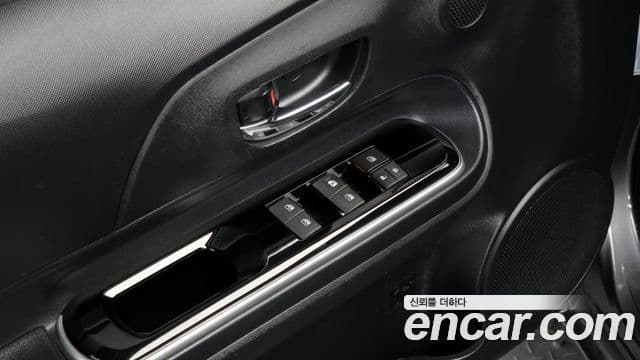 Toyota Prius C 2018 — Şəkil 17/20