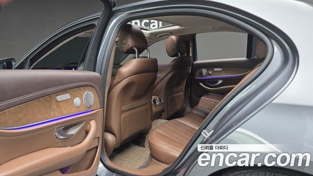 Mercedes-Benz E-Class 2018 — Şəkil 17/20
