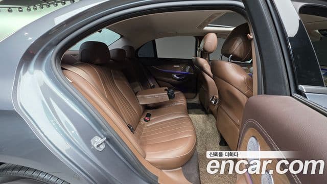 Mercedes-Benz E-Class 2018 — Şəkil 19/20