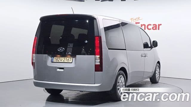 Hyundai Staria 2023 — ფოტო 2/20