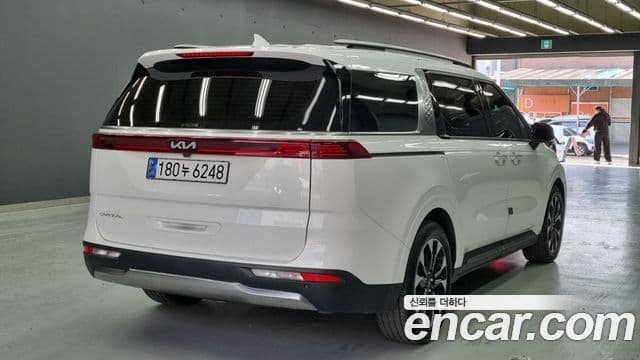 Kia Carnival 2023 — Фото 1/18