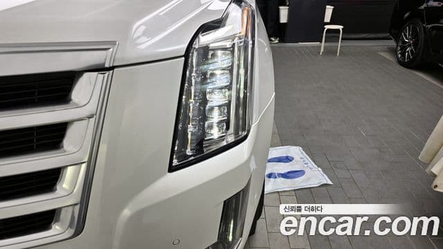 Cadillac Escalade 2018 — Photo 14/31