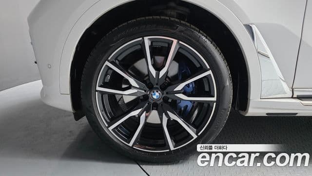 BMW X7 2022 — ფოტო 4/20