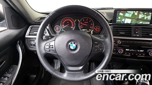 BMW 3 Series 2018 — Şəkil 13/20