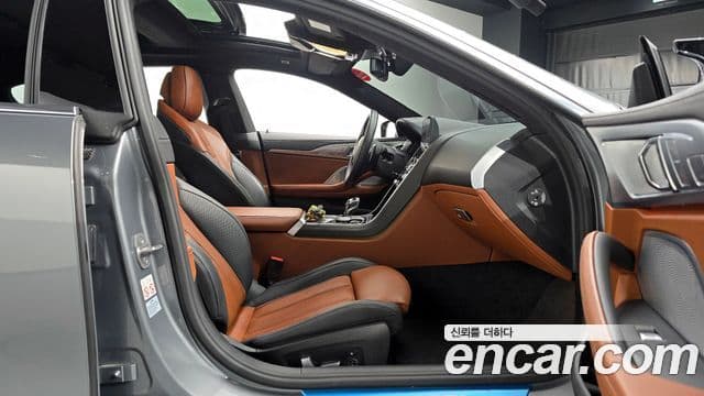 BMW 8 Series 2022 — Photo 19/31