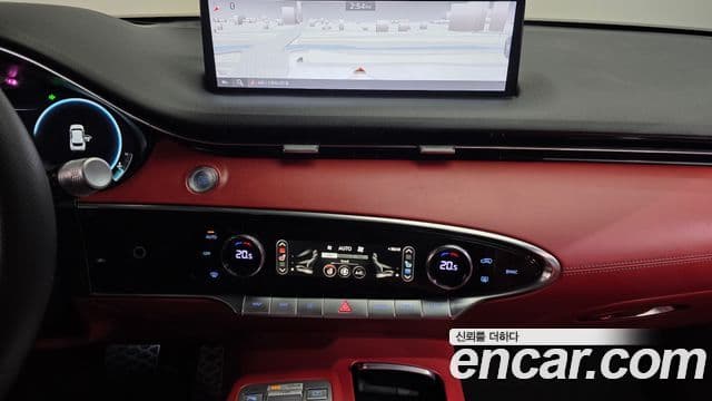 Genesis GV70 2021 — ფოტო 14/20
