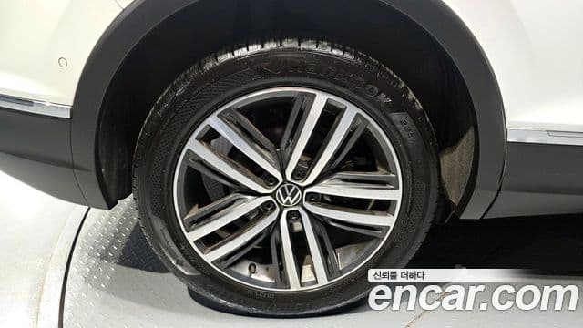 Volkswagen Tiguan 2021 — ფოტო 4/20