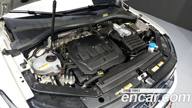 Volkswagen Tiguan 2021 — ფოტო 5/20