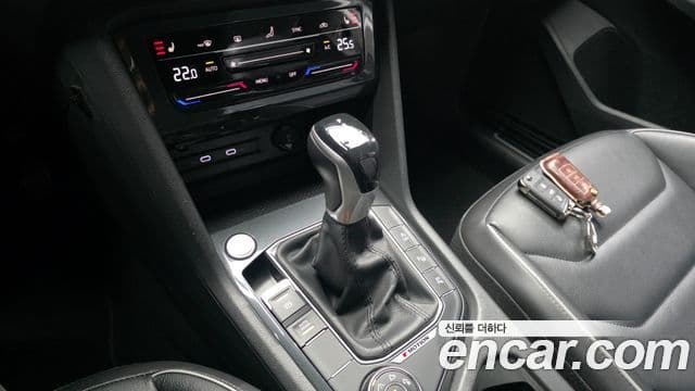Volkswagen Tiguan 2021 — ფოტო 8/20