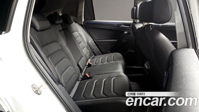 Volkswagen Tiguan 2021 — ფოტო 10/20