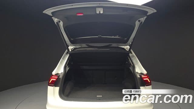 Volkswagen Tiguan 2021 — Photo 6/31