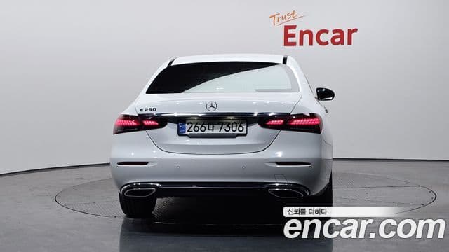 Mercedes-Benz E-Class 2021 — ფოტო 4/20