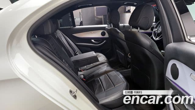 Mercedes-Benz E-Class 2021 — ფოტო 11/20