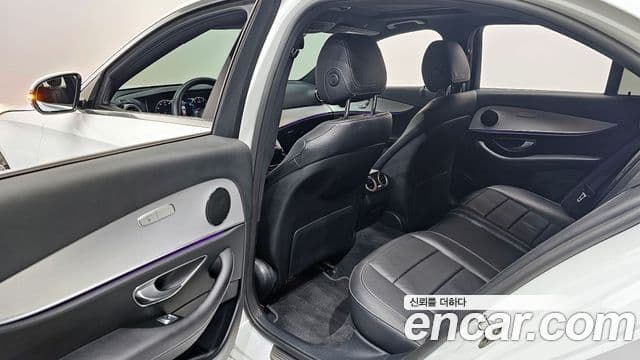 Mercedes-Benz E-Class 2021 — ფოტო 15/20