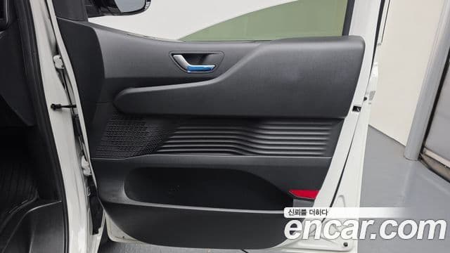 Hyundai Staria 2024 — Photo 8/32