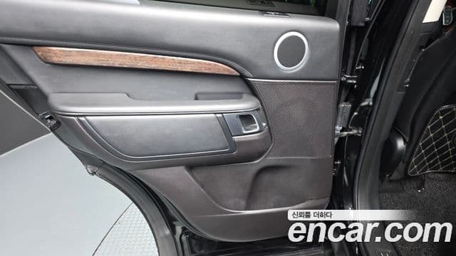 Land Rover Discovery 5 2018 — Şəkil 8/35