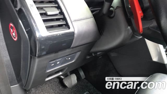 Land Rover Discovery 5 2018 — Şəkil 14/35