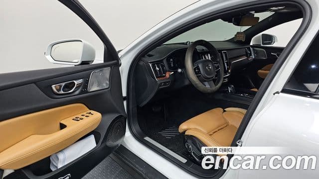 Volvo V60 Cross Country 2021 — ფოტო 21/37
