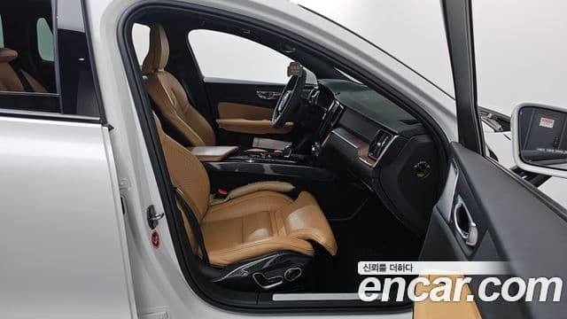 Volvo V60 Cross Country 2021 — ფოტო 29/37
