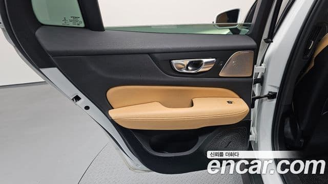 Volvo V60 Cross Country 2021 — ფოტო 19/37