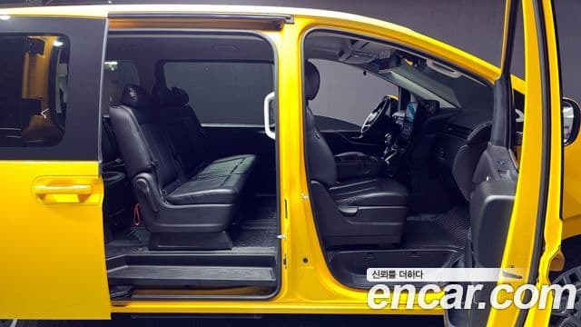 Hyundai Staria 2023 — ფოტო 6/31