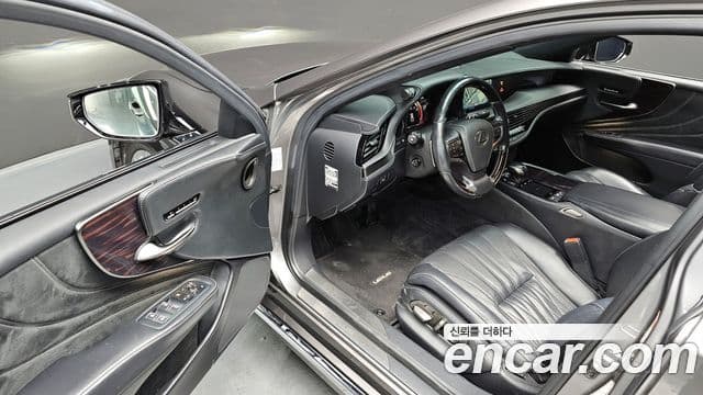 Lexus LS500 2018 — Photo 10/20
