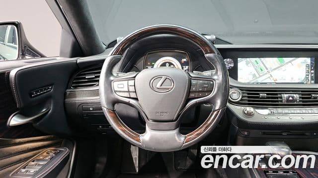 Lexus LS500 2018 — Photo 16/20