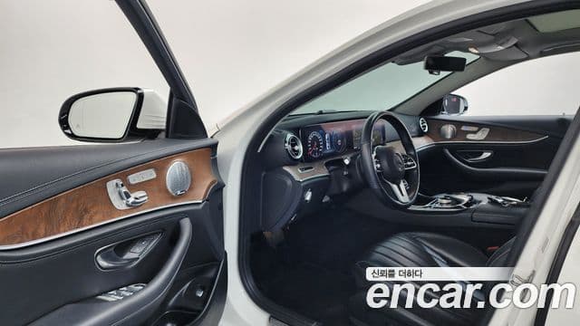 Mercedes-Benz E-Class 2019 — ფოტო 10/20
