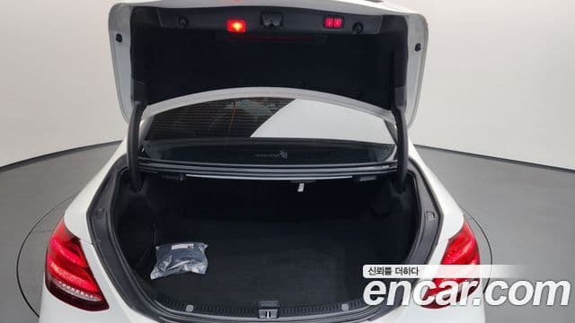 Mercedes-Benz E-Class 2019 — ფოტო 18/20