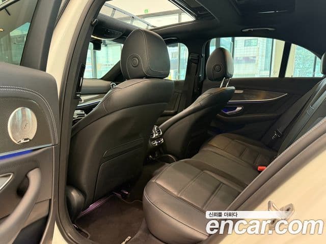 Mercedes-Benz E-Class 2022 — фото 10 из 20