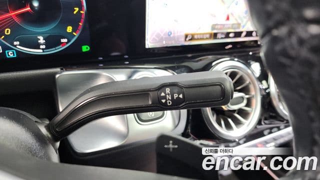 Mercedes-Benz GLB-Class 2021 — Photo 9/20