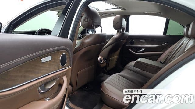 Mercedes-Benz E-Class 2018 — Фото 11/20